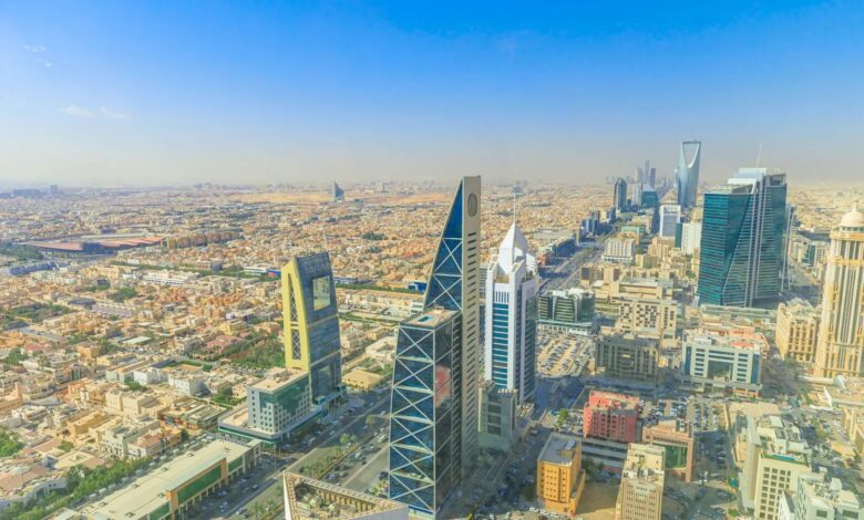 أكبر بنك سعودي يشتري 16 مليون سهم من أسهمه لموظفيه