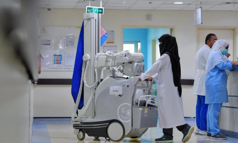 الممرضات السعوديات يكسرن التقاليد.. قفزة تاريخية في أعدادهن تغير وجه الرعاية الصحية