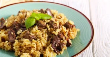 طاجن الأرز بالكبدة: وصفة سهلة وسريعة لتحضير طبق شهي في دقائق