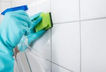 هيرجع كأنه جديد.. طريقة تنظيف سيراميك المطبخ والحمام من الاصفرار والترسبات بمكون ميخطرشي على بالك بدون تعب أو مجهود 