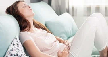 12 طريقة طبيعية لتخفيف آلام الدورة الشهرية في أيام الشدة