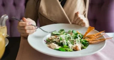 أخطاء في طبقك تزيد خطر السكري والضغط.. طبيب باطنة يكشف كيف تحمي نفسك