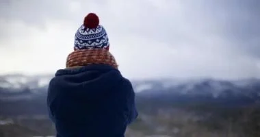 ارتداء الأطفال طبقات سميكة من الملابس بالشتاء يضعف مناعتهم.. اعرفى السبب العنوان المقترح: مناعة طفلك في الشتاء: طبيب يحذر من الملابس الثقيلة ويكشف تأثيرها الصادم.