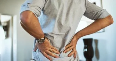 ارتفاع حاد في إصابات الشباب بالانزلاق الغضروفي وعرق النسا: أطباء يكشفون الأسباب الخفية