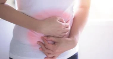 الإمساك والإزعاج: 5 أطعمة ومشروبات طبيعية تنهي معاناتك بفعالية