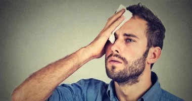 التعرق البارد: متى يكون علامة خطر تستدعي زيارة الطبيب؟