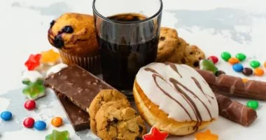 الحرمان من النوم يتصدر قائمة الأسباب.. لماذا تتوق لتناول الحلويات على الإفطار؟