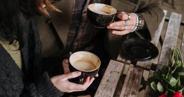 "الهوت تشوكليت" يتصدر قائمة المتهمين: أطعمة شتوية تعيق الهضم وتزيد آلام المعدة