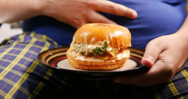 الوجبات السريعة تدمر صحتك: 3 تأثيرات سلبية مدمرة تكشفها دراسة حديثة