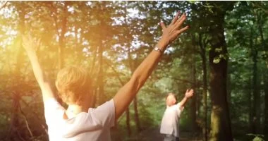 اليابان تكشف أسرار "شينرين يوكو": كيف تخفض حمامات الغابات التوتر والاكتئاب؟