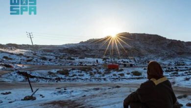 تبوك تتجمد: ثلوج جبل اللوز تنذر بموجة برد قاسية تضرب مناطق جديدة