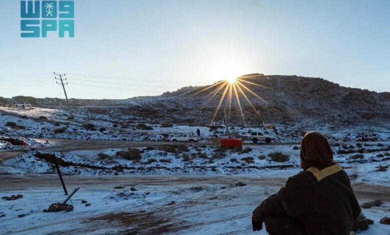 تبوك تتجمد: ثلوج جبل اللوز تنذر بموجة برد قاسية تضرب مناطق جديدة