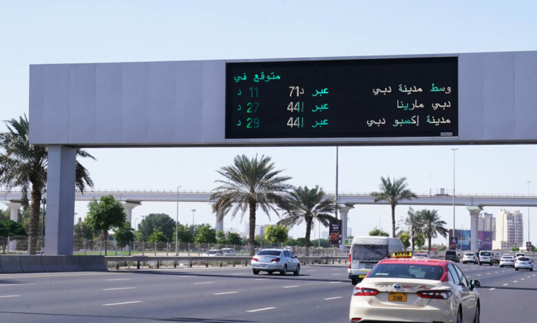 دبي تنجح: 112 لوحة إرشادية تقلص وقت السفر 20% على الطرق الرئيسية.