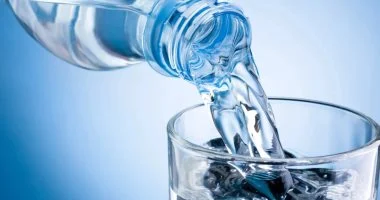 شرب الماء بذكاء: هكذا تتخلص من الحموضة وتحسن الهضم بخطوة بسيطة