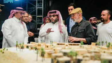 "صراع العروش" خلف الكاميرا: مخرج المسلسل الشهير يبدأ تصوير فيلم الفانتازيا "السيف الخالد"