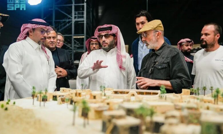 "صراع العروش" خلف الكاميرا: مخرج المسلسل الشهير يبدأ تصوير فيلم الفانتازيا "السيف الخالد"