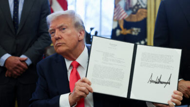 قانون قيصر يوقعه ترامب: هل يعرقل إعادة إعمار سوريا أم يفتح الباب أمام شروط جديدة؟