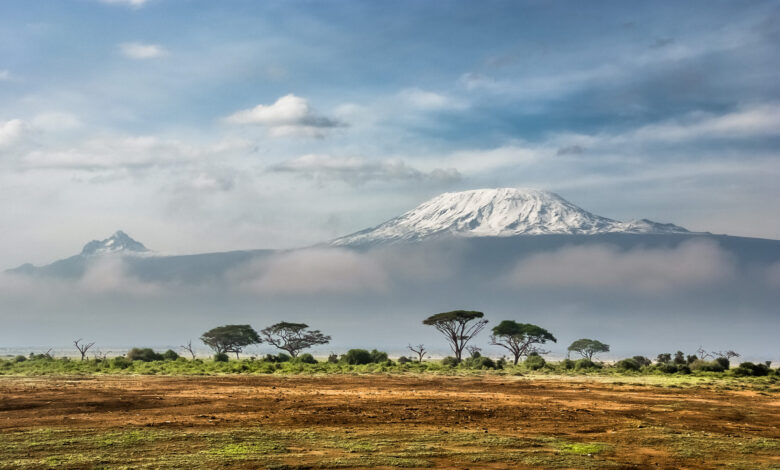 مأساة في كليمنجارو: مصرع طاقم طبي أثناء مهمة إنقاذ جوي على قمة أفريقيا.