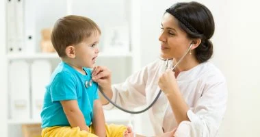 نزلة برد وقيء طفلك: طبيب يوضح الأسباب ويوفر حلولًا منزلية فعالة