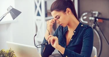 نفسية المرأة في العمل: دراسة تحدد التوازن الأمثل بين المكتب والمنزل