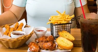 نهم الطعام: طبيبة نفسية توضح الأسباب الخفية وراء الشراهة المفرطة وكيف تستعيد السيطرة على أكلك