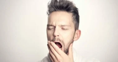 اضطراب النوم يهدد مستقبل أبنائك: طبيب يحذر من تداعياته على المراهقين