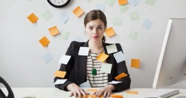 الإجهاد النفسي يترجمه جسدك: 6 علامات تحذيرية لا تتجاهلها