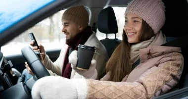 التحدث يشتت الانتباه: دراسة يابانية تحدد مخاطر استخدام الهاتف أثناء القيادة وتأثيره على ردود فعل السائق.