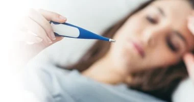 الحمى خطر يهدد طفلك؟ 5 أخطاء شائعة قد تفاقم الوضع