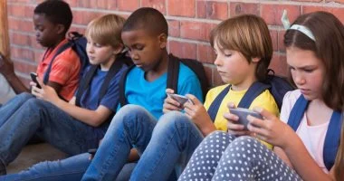 السوشيال ميديا تدمر نفسية الأطفال: دراسة تحذر وتضع روشتة للوقاية