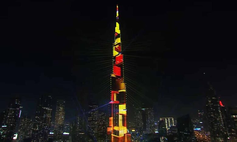 تستعد الإمارات لاستقبال العام الميلادي الجديد بمشهد احتفالي غير مسبوق، عبر عروض نارية وضوئية استثنائية