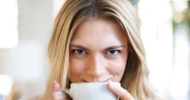 القهوة السوداء تتفوق: دراسة تكشف فوائد صحية للتركيز وتقليل خطر السكري تتجاوز الشاي