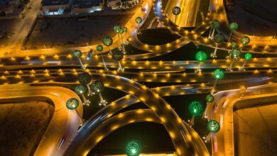 تعمل شبكة الطرق السعودية الضخمة كشريان حيوي لتسهيل حركة التنقل الداخلي، وربط المملكة بثماني دول مجاورة، بما في ذلك دول مجلس التعاون الخليجي والأردن والعراق واليمن - Shutterstock