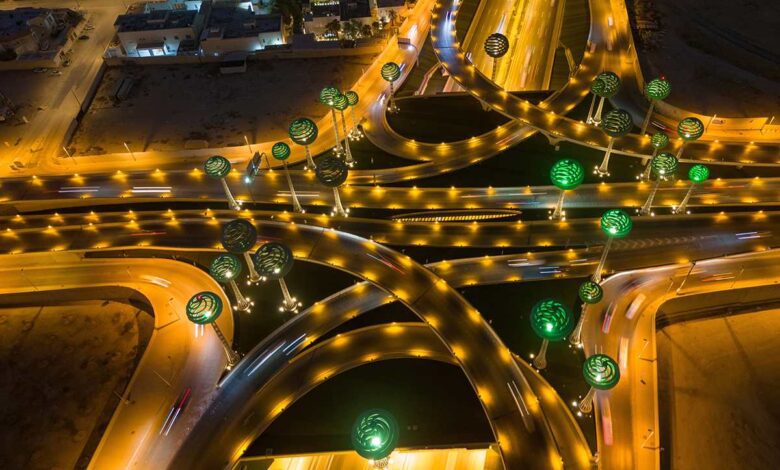 تعمل شبكة الطرق السعودية الضخمة كشريان حيوي لتسهيل حركة التنقل الداخلي، وربط المملكة بثماني دول مجاورة، بما في ذلك دول مجلس التعاون الخليجي والأردن والعراق واليمن - Shutterstock