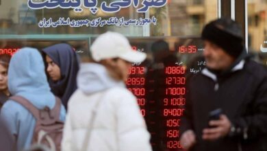 بدأت منذ أيام المظاهرات احتجاجا على انهيار قيمة العملة وارتفاع التضخم في إيران - Reuters