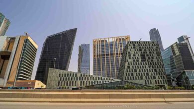 يسمح القانون لغير السعوديين بشراء العقارات السكنية والتجارية والصناعية والزراعية ضمن مناطق محددة. الصورة: Shutterstock