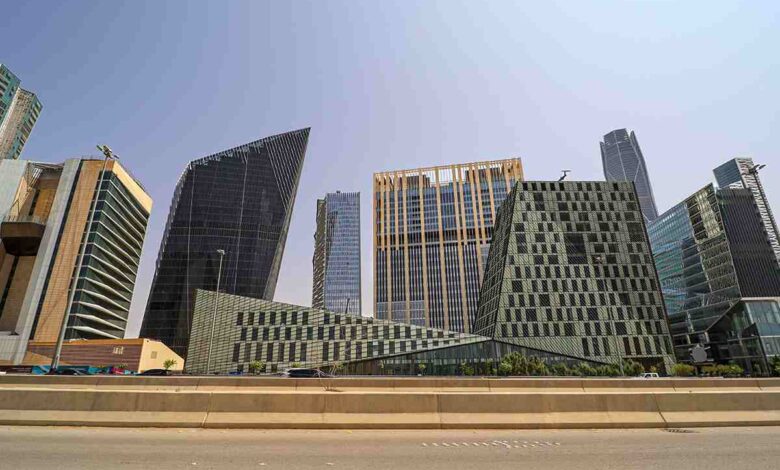 يسمح القانون لغير السعوديين بشراء العقارات السكنية والتجارية والصناعية والزراعية ضمن مناطق محددة. الصورة: Shutterstock