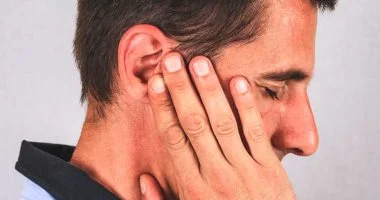 تورم الأذن المفاجئ: 7 أسباب مرضية قد تجهلها تهدد سمعك