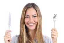 توقيت قاتل للكوليسترول؟ دراسة تكشف: تناول الوجبات الخفيفة ليلاً يرفع مستويات الكوليسترول الضار.