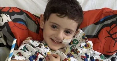 طريقة مشي تكشف مرضًا وراثيًا نادرًا: أم بريطانية تنقذ طفلها من خطر الإعاقة