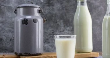 عودة الحليب كامل الدسم لمدارس أمريكا: ما تأثير قرار ترامب على صحة الأطفال؟