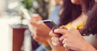 قصر النظر وجفاف العين.. هكذا تدمر الهواتف الذكية بصرك