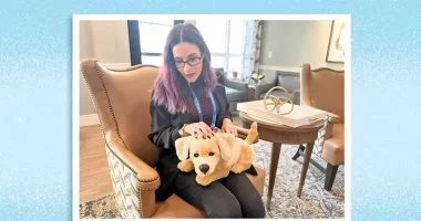 كلبة روبوت تخفف وحدة الزهايمر: تجربة فريدة في دار للمسنين