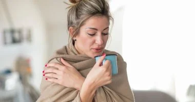 لماذا لا تشعر بالبرد؟ علماء المناخ يكشفون أسباب تباين إحساسنا بالطقس