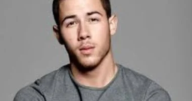 مرض السكري يلهم الإبداع: جوناس يتحدى الصعاب ويحقق نجاحًا موسيقيًا عالميًا